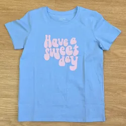 Pulover Azul con letras rosa