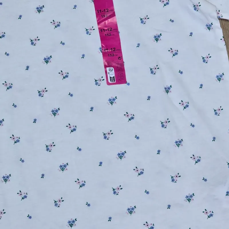 Pulover blanco con detalles de Flores en azul