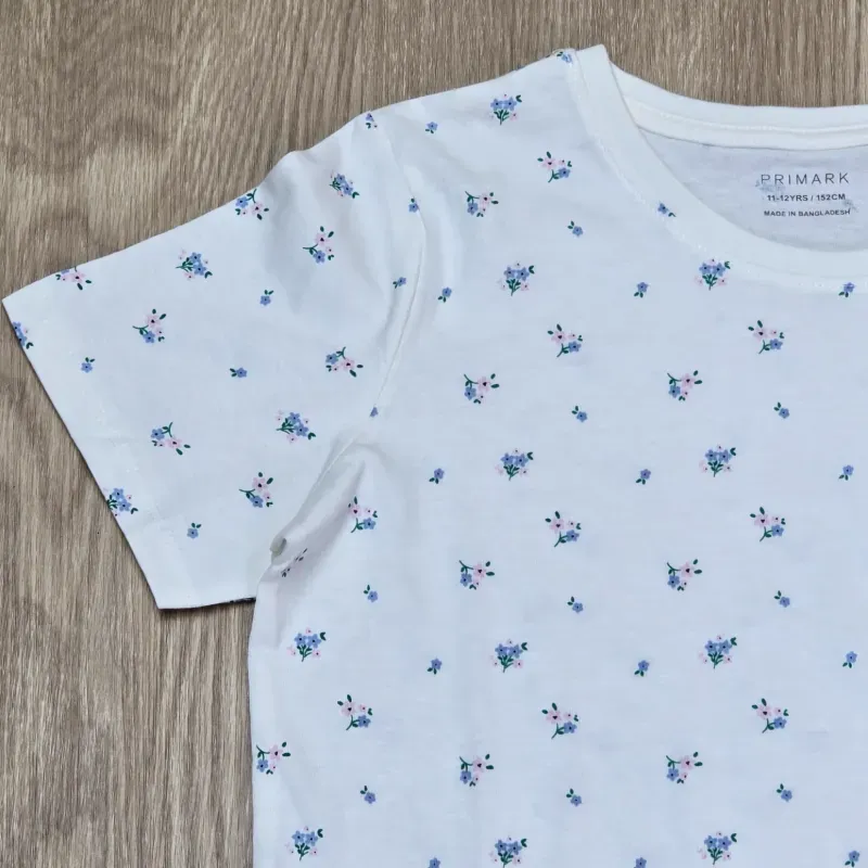 Pulover blanco con detalles de Flores en azul