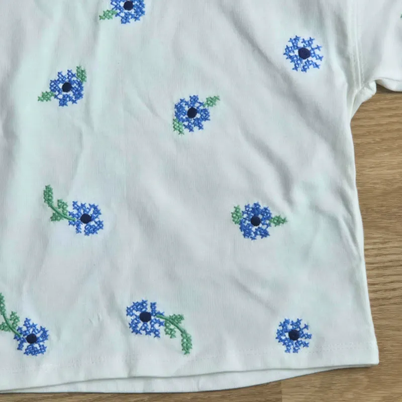 Pulover blanco con flores bordadas