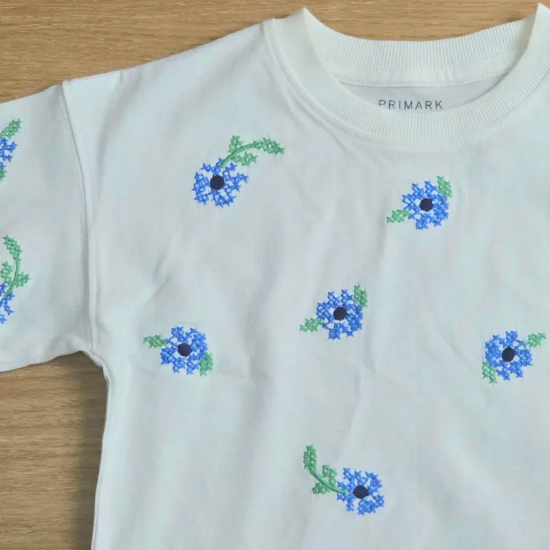 Pulover blanco con flores bordadas