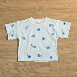 Pulover blanco con flores bordadas