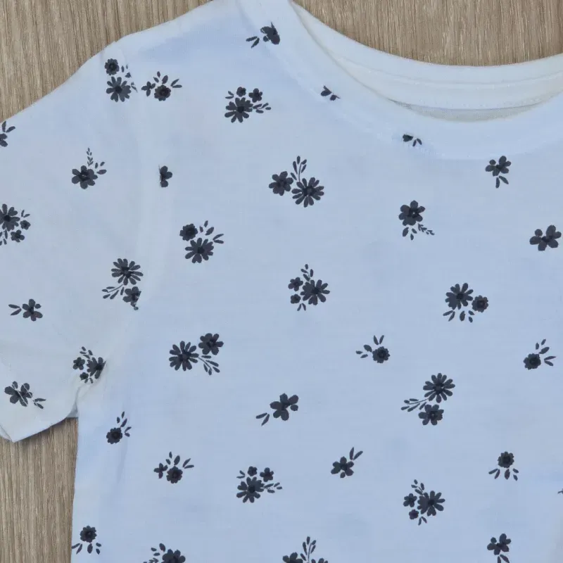 Pulóver blanco con flores negras