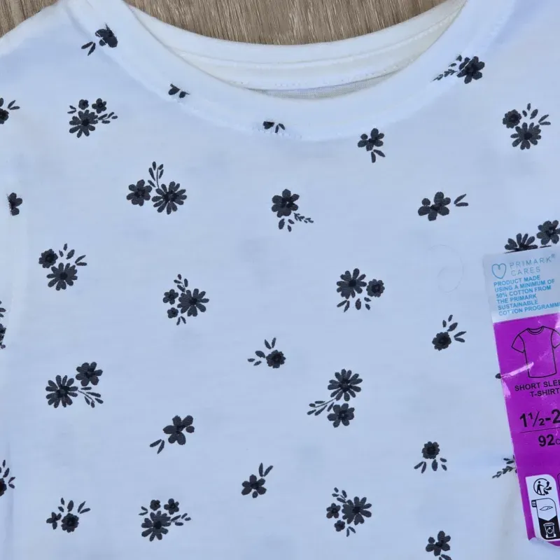 Pulóver blanco con flores negras