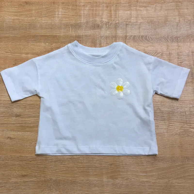 Pulóver cajita con flor blanca