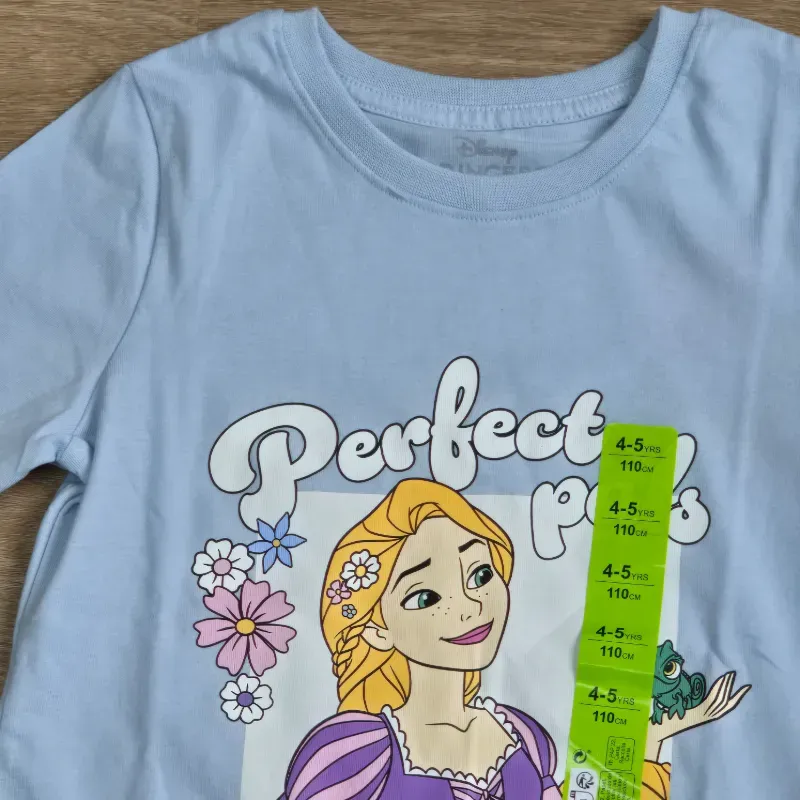 Pulover color azul celeste de Rapunzel