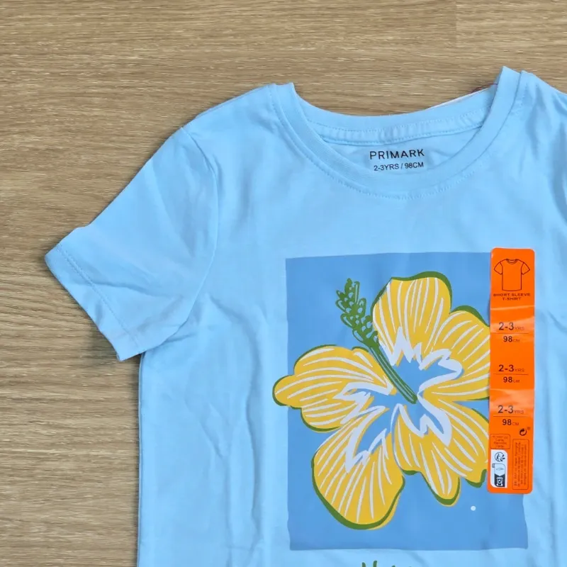 Pulover color azul con flores amarilla