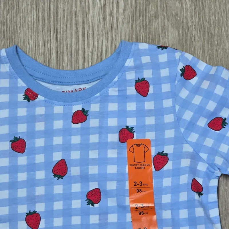 Pulover color azul con fresas