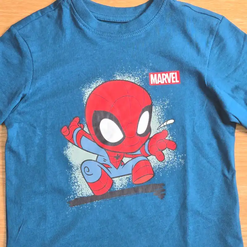 Pulover color azul de Spiderman