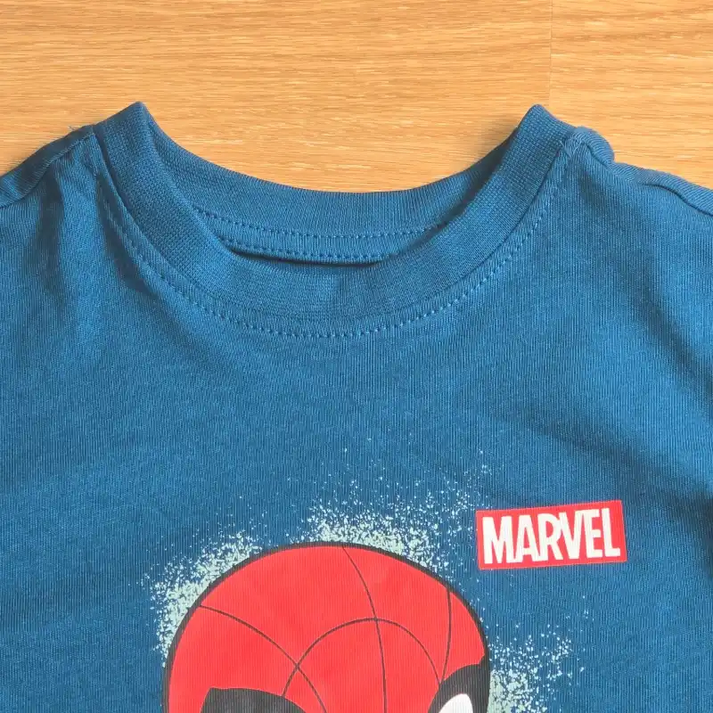 Pulover color azul de Spiderman