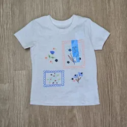 Pulover color beich con flores