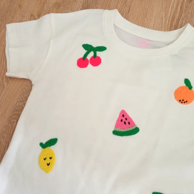 Pulóver color blanco con frutas bordadas