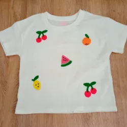 Pulóver color blanco con frutas bordadas