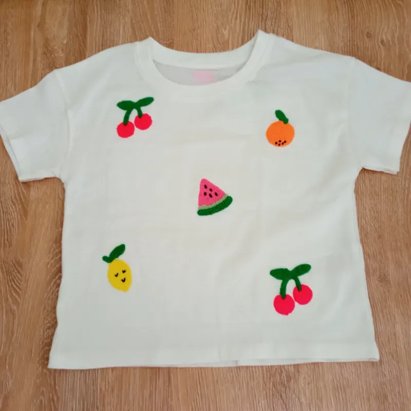 Pulóver color blanco con frutas bordadas