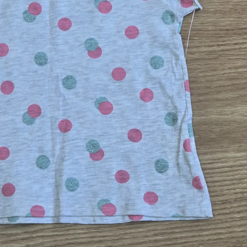 Pulover color gris con puntos rosa y verde