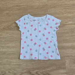 Pulover color gris con puntos rosa y verde