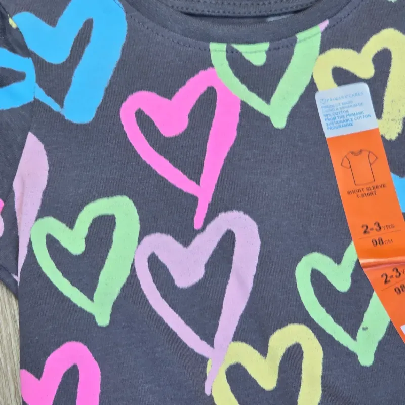 Pulóver color negro con corazones