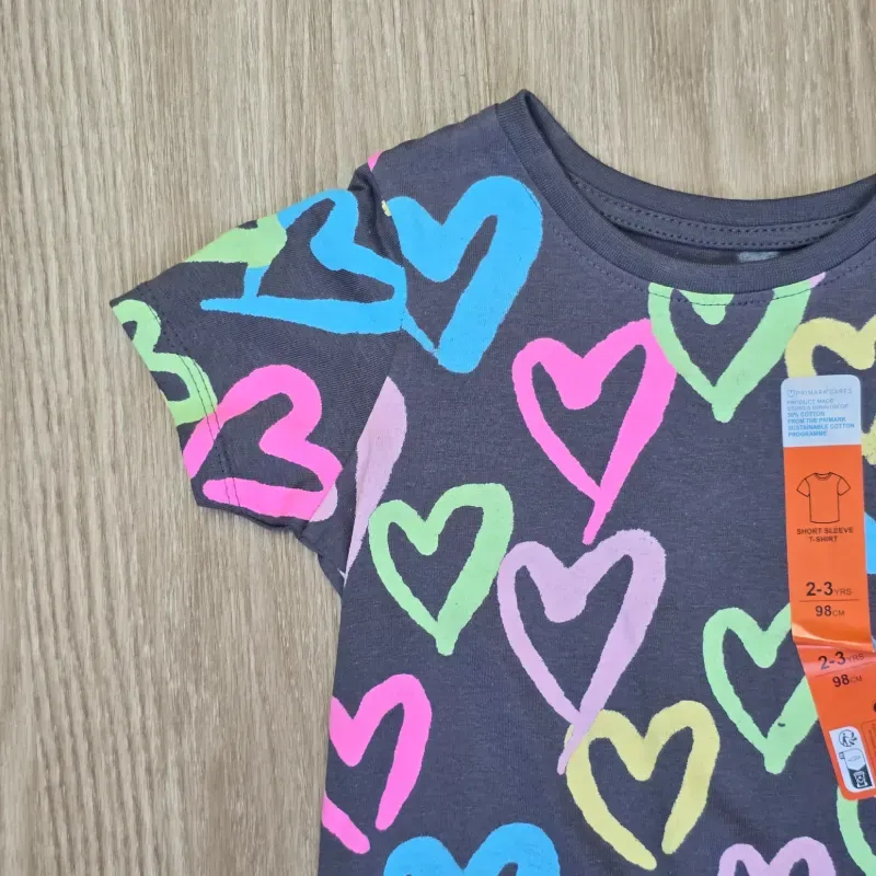 Pulóver color negro con corazones