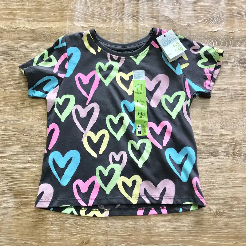 Pulóver color negro con corazones 