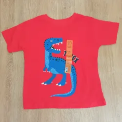 Pulóver color rojo con dinosaurio