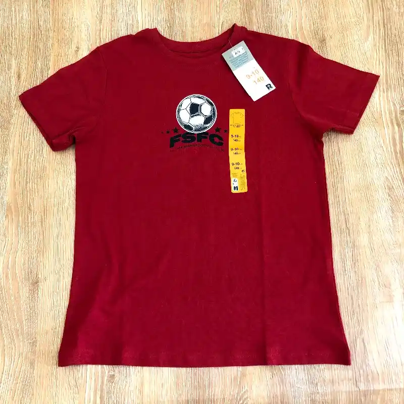 Pulóver color rojo con pelota de fútbol 
