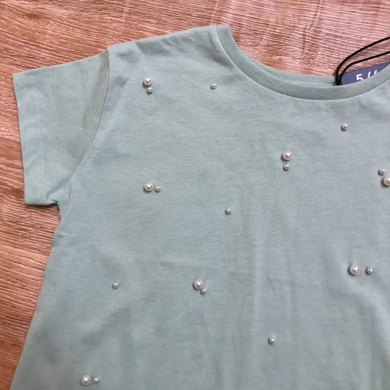 Pulóver color verde con perlas 