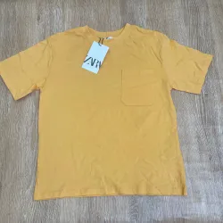 Pulóver con bolsillo color amarillo 