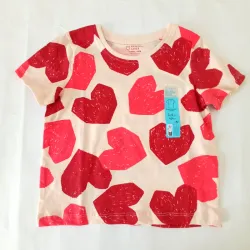 Pulóver con corazones rojos