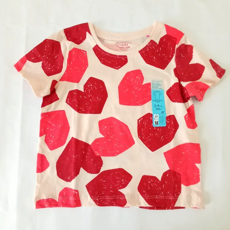 Pulóver con corazones rojos