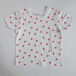 Pulóver con corazones rojos 