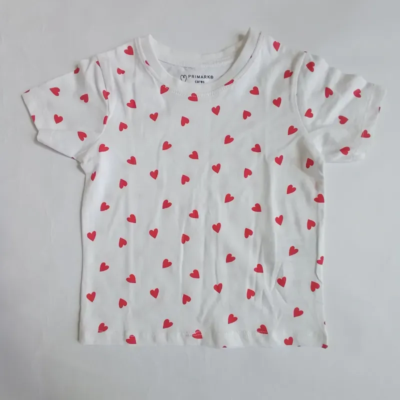 Pulóver con corazones rojos 