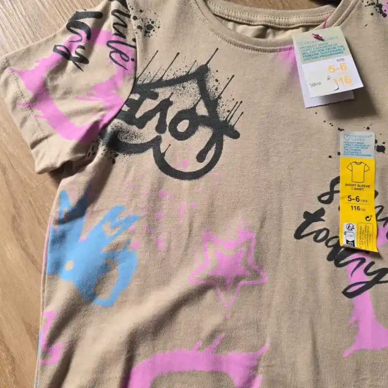 Pulóver con graffiti color marrón 