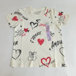 Pulóver con letras y corazones