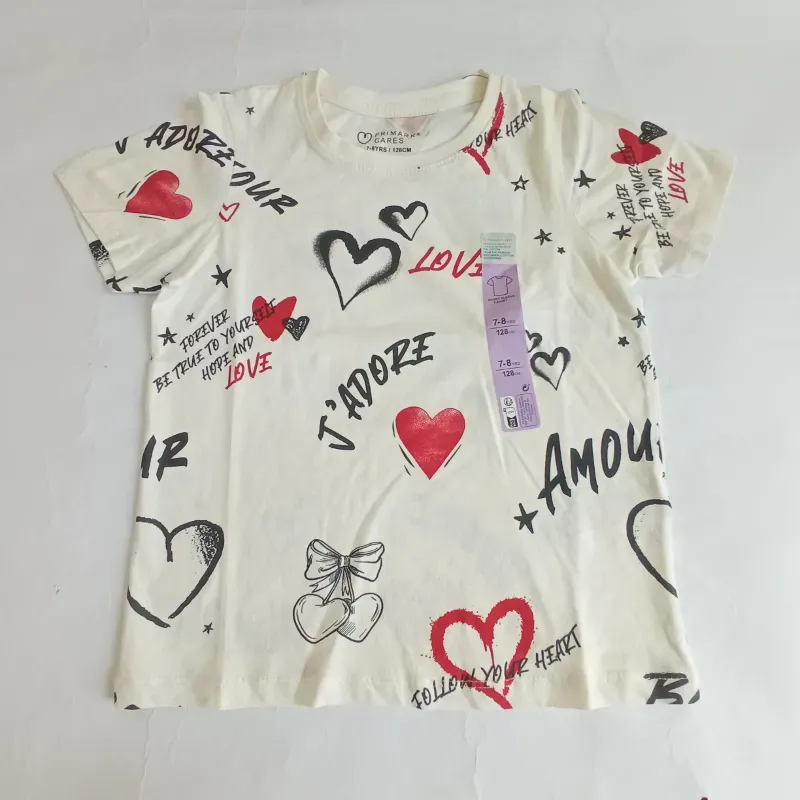 Pulóver con letras y corazones
