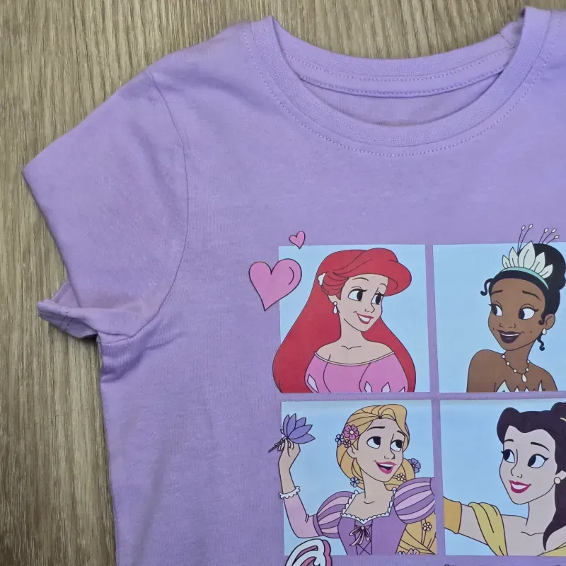 Pulóver con princesas color violeta