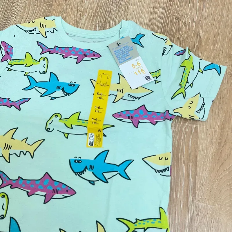 Pulóver con tiburones 