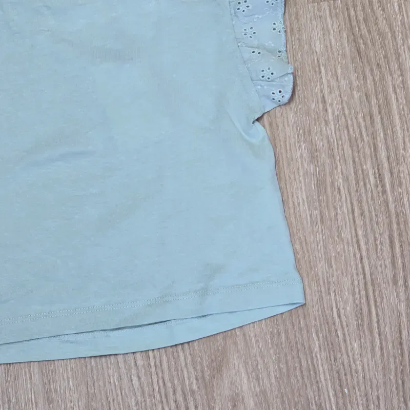 Pulover con vuelos color verde