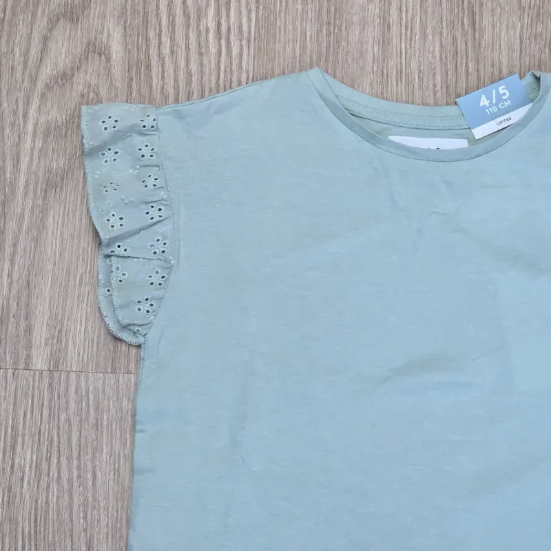 Pulover con vuelos color verde