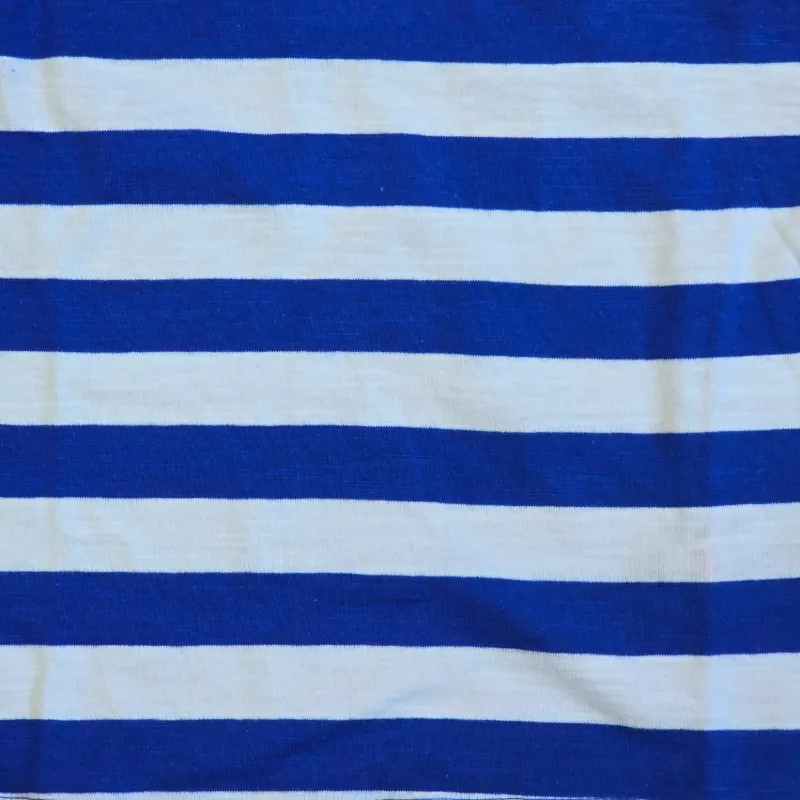 Pulover de rayas blanco y azul oscuro
