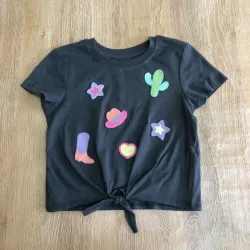 Pulóver negro con figuritas estampadas 