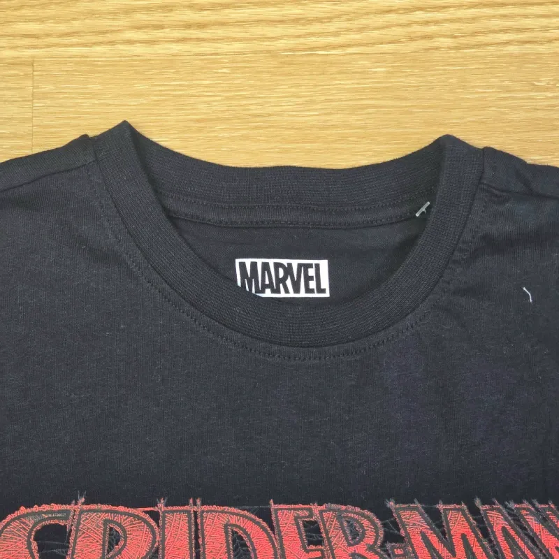 Pulover negro de Spiderman