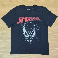 Pulover negro de Spiderman
