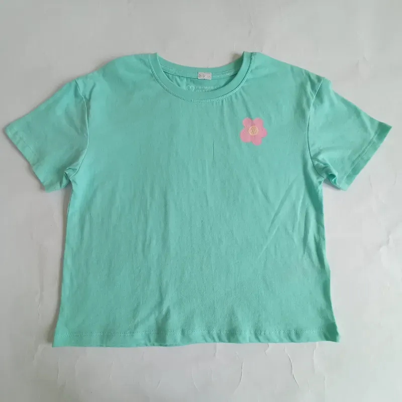 Pulóver verde con pequeña flor