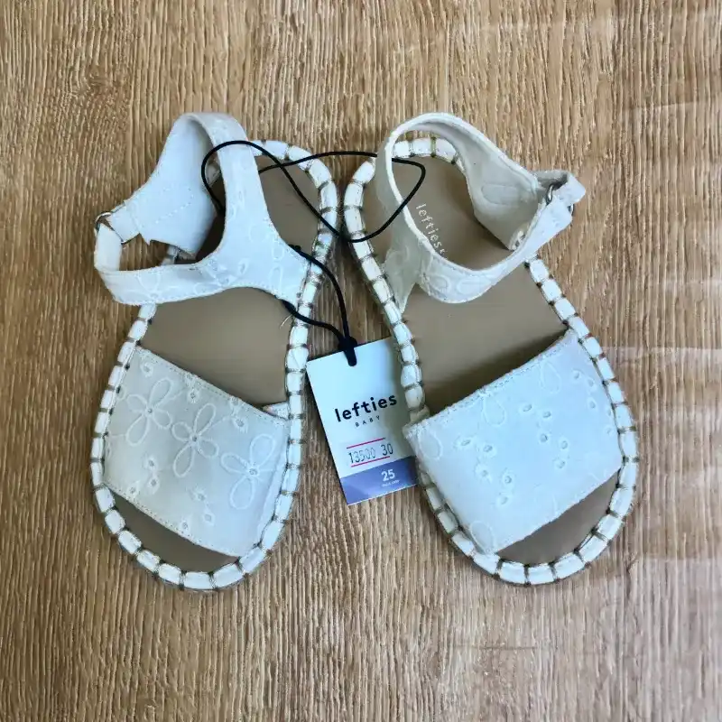 Sandalias blancas con bordados