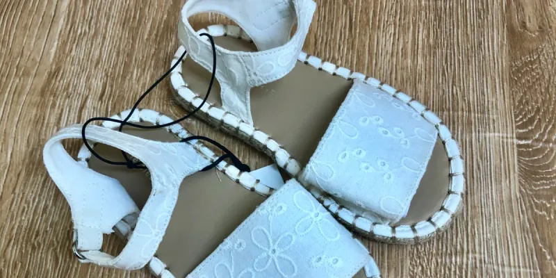 Sandalias blancas con bordados