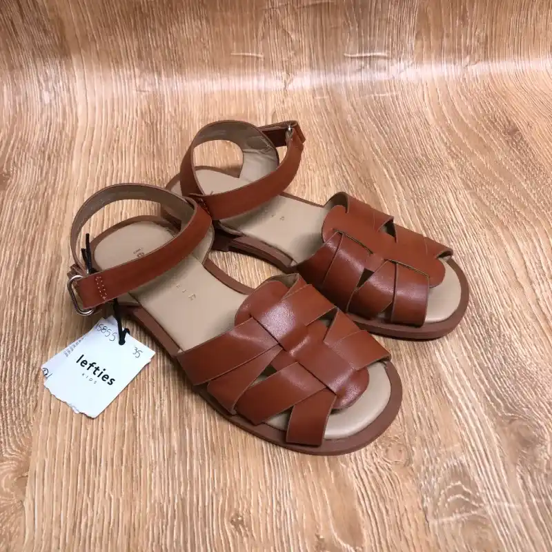 Sandalias cerradas al frente color marrón 