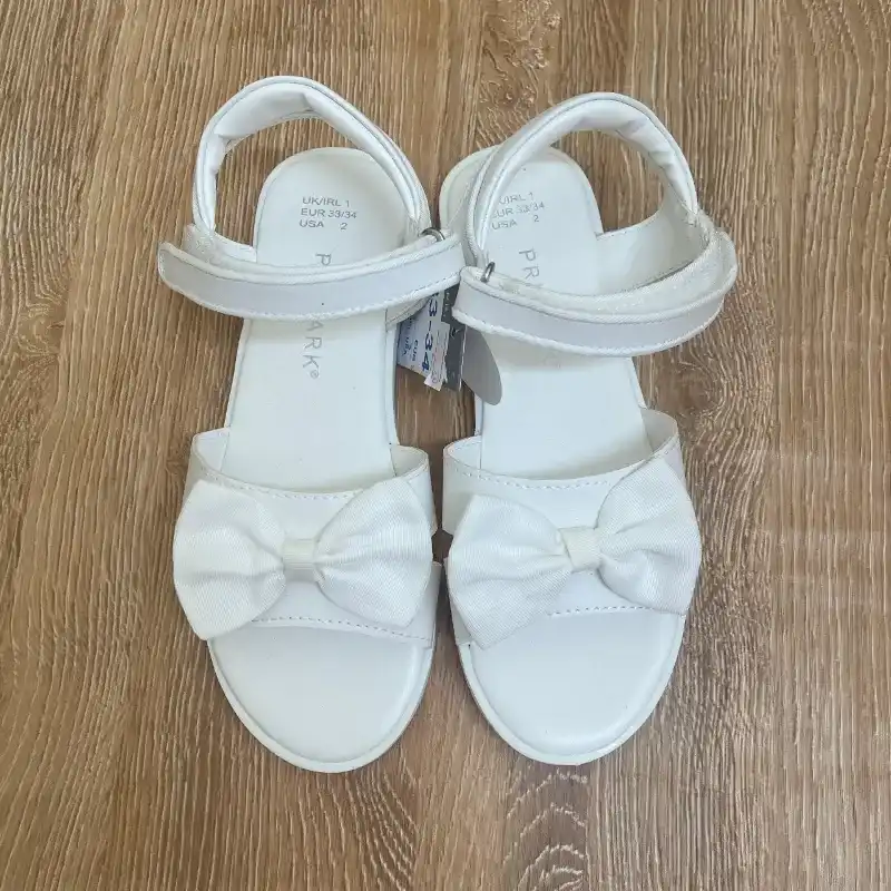 Sandalias color blanco con lazo 