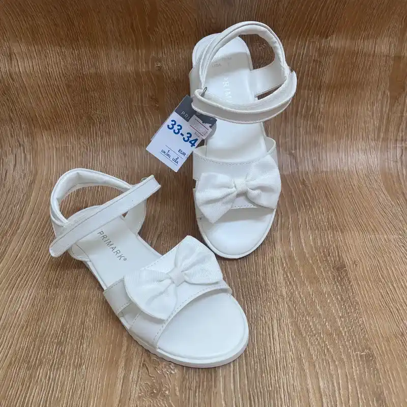 Sandalias color blanco con lazo 