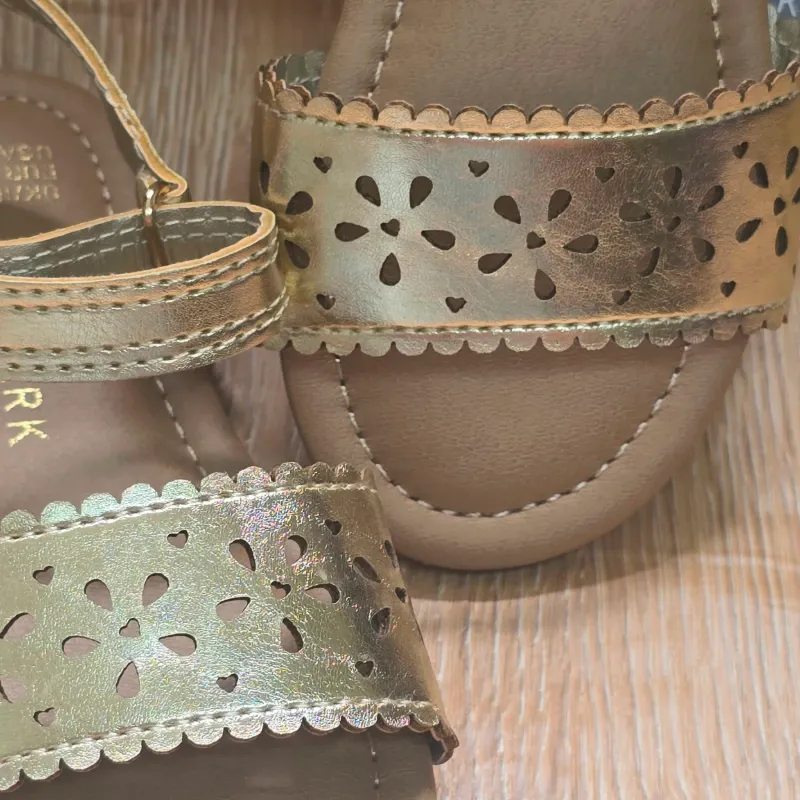 Sandalias color doradas con detalles de Flor