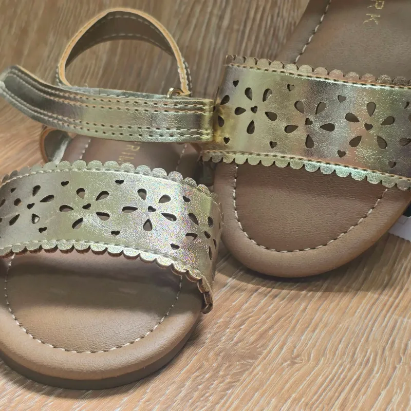 Sandalias color doradas con detalles de Flor